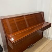 Piano vertical color madera