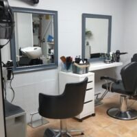 Se traspasa o alquila en Torre Del Mar salón de belleza de peluquería y estética funcionando.